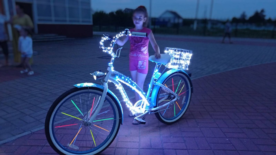 "Молодёжь зажигает" - музыкально-световое шоу участников Клуба «Веломания» и любителей велоезды