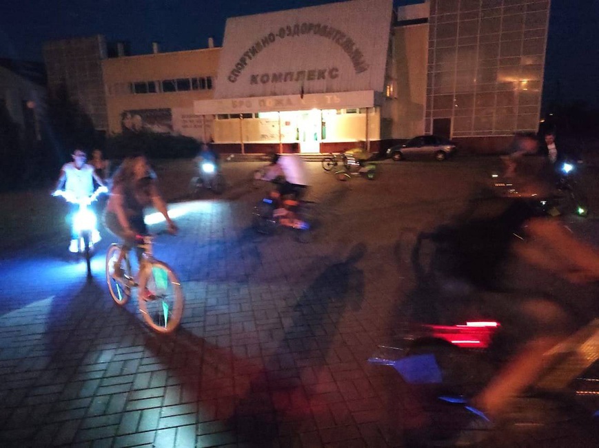 "Огни ночного поселка" - музыкально-световое шоу участников Клуба «Веломания» и любителей велоезды