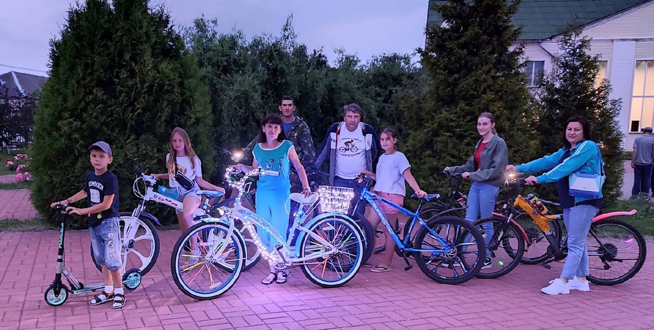 "Молодёжь зажигает" - музыкально-световое шоу участников Клуба «Веломания» и любителей велоезды