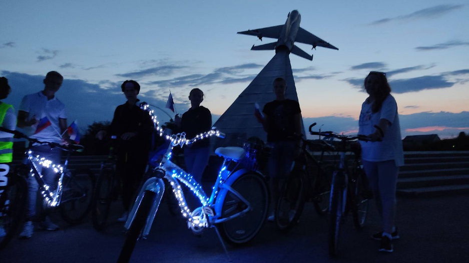 "Гордо реет флаг России" - световое шоу-путешествие "Велопокатушки" участников Клуба "Веломания" и любителей велосипедной езды в День Государственного флага РФ