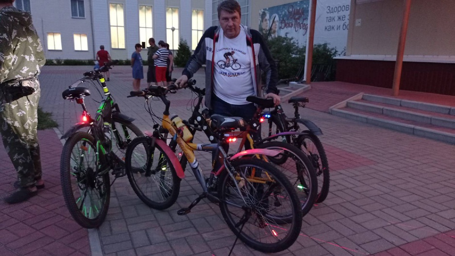 "Молодёжь зажигает" - музыкально-световое шоу участников Клуба «Веломания» и любителей велоезды