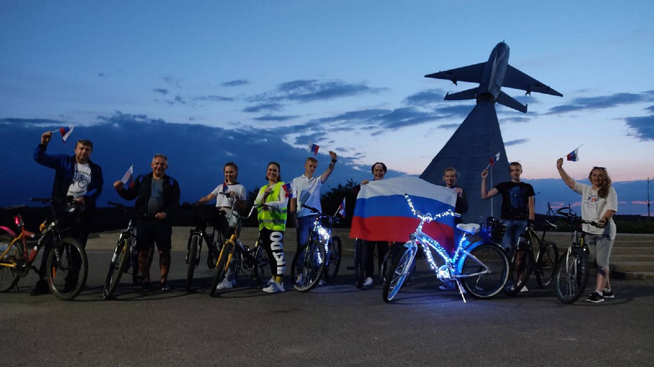 "Гордо реет флаг России" - световое шоу-путешествие "Велопокатушки" участников Клуба "Веломания" и любителей велосипедной езды в День Государственного флага РФ