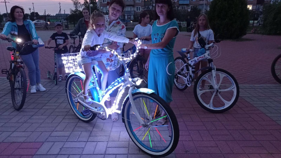 "Молодёжь зажигает" - музыкально-световое шоу участников Клуба «Веломания» и любителей велоезды