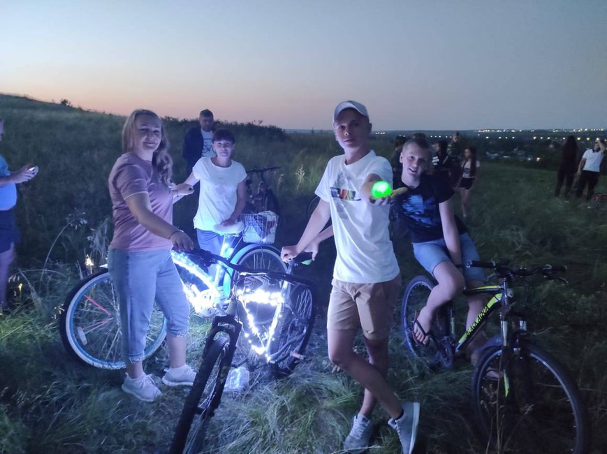 "Огни ночного поселка" - музыкально-световое шоу участников Клуба «Веломания» и любителей велоезды