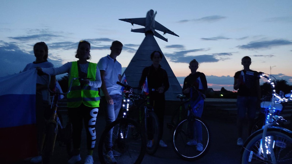 "Гордо реет флаг России" - световое шоу-путешествие "Велопокатушки" участников Клуба "Веломания" и любителей велосипедной езды в День Государственного флага РФ