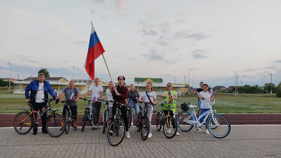 "Гордо реет флаг России" - световое шоу-путешествие "Велопокатушки" участников Клуба "Веломания" и любителей велосипедной езды в День Государственного флага РФ