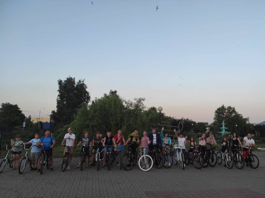 "Огни ночного поселка" - музыкально-световое шоу участников Клуба «Веломания» и любителей велоезды