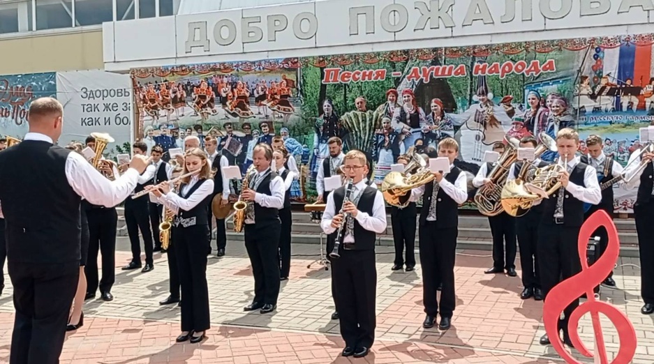 Детский духовой оркестр "Ника", руководитель Павел Яровой