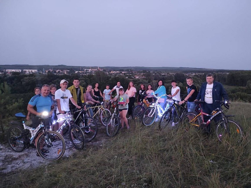 "Огни ночного поселка" - музыкально-световое шоу участников Клуба «Веломания» и любителей велоезды