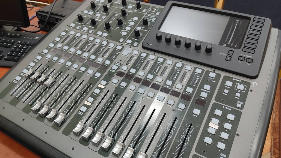 Микшерный пульт BEHRINGER