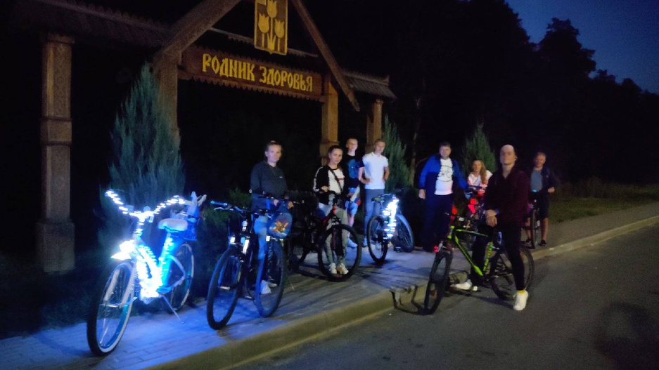 "Гордо реет флаг России" - световое шоу-путешествие "Велопокатушки" участников Клуба "Веломания" и любителей велосипедной езды в День Государственного флага РФ